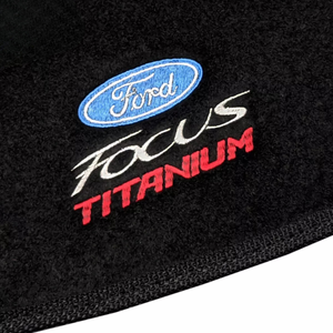TAPETE CARPETE FOCUS TITANIUM 2014 A 2022 PRETO BORDADO - Exclusive