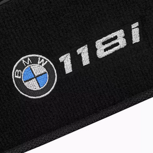 TAPETE CARPETE BMW 118i 2011 A 2019 PRETO BORDADO - Exclusive 